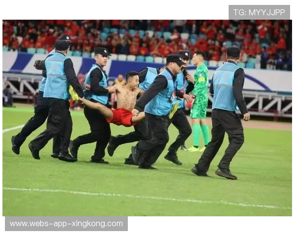 足球前锋的假动作骗开整排防守成功破门