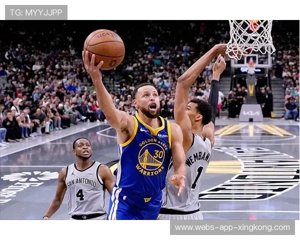 库里外线绝杀再现，勇士主场掀起掌声雷动